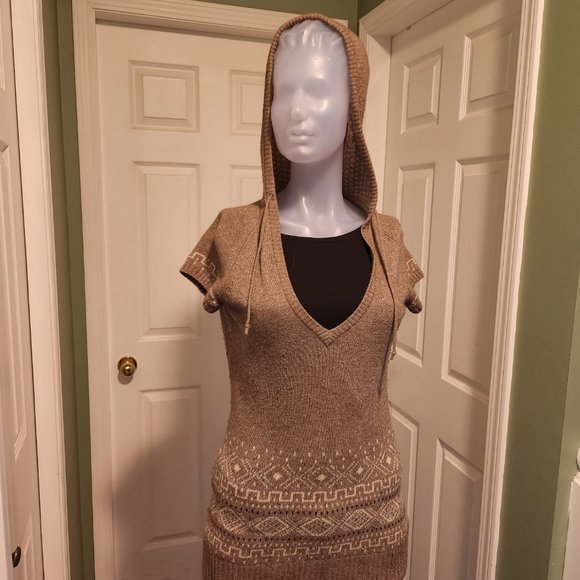 Short-sleeved, Hooded Wool Sweater - Picture 2 of 3